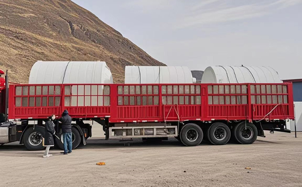 临泽塑料桶装车完毕准备运输中