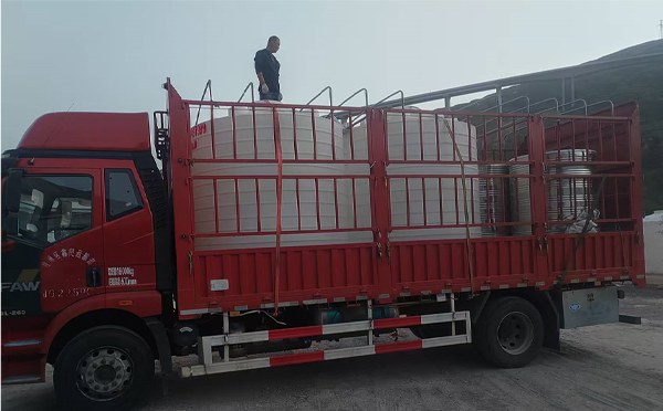 临泽立式运输桶安排发货现场